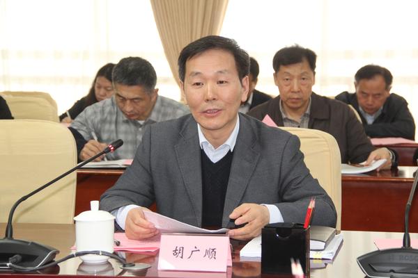 4.兵团财务局党组成员、副局长胡广顺汇报了兵团财政改革各项工作以及改革中需要协调解决的问题和建议。